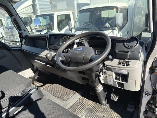 三菱ふそうキャンターアルミバン小型（2t・3t）[写真32]