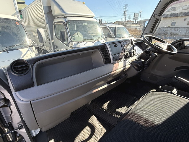 三菱ふそうキャンターアルミバン小型（2t・3t）[写真40]