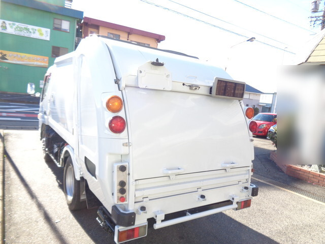 三菱ふそうキャンターパッカー車（塵芥車）小型（2t・3t）[写真02]