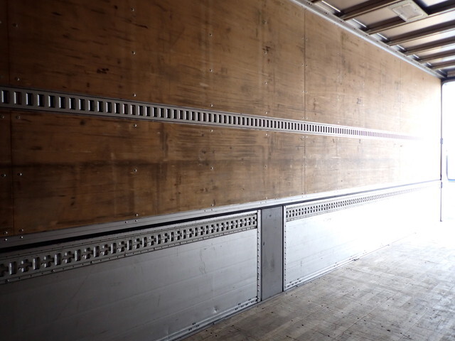 いすゞギガアルミウイング大型（10t）[写真20]