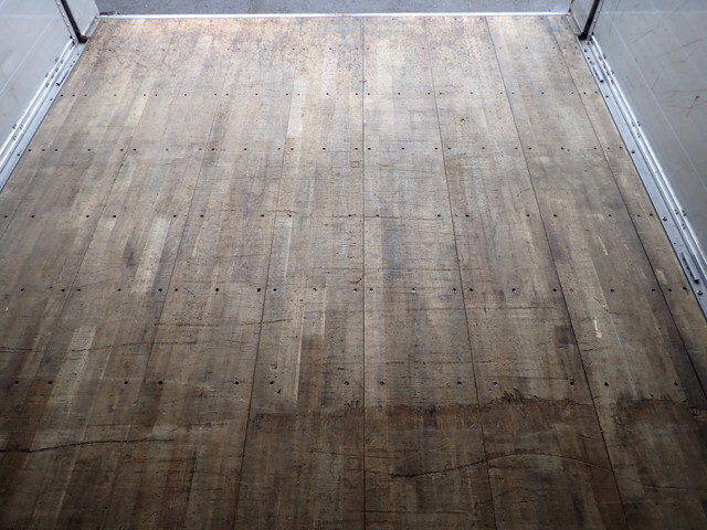 いすゞギガアルミウイング大型（10t）[写真22]