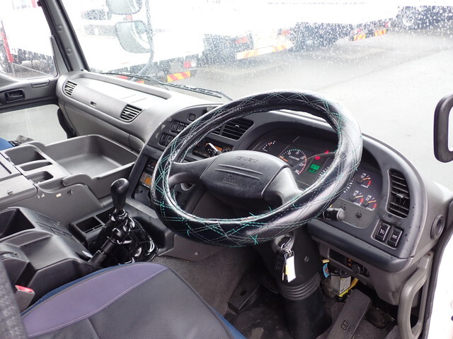 いすゞギガアルミウイング大型（10t）[写真29]