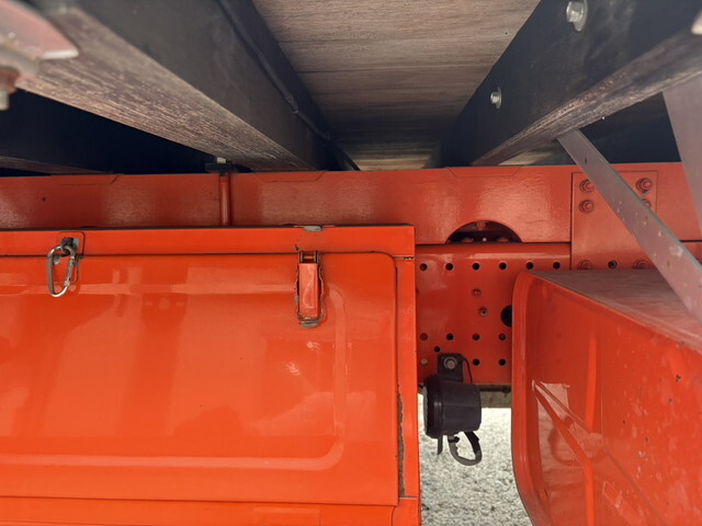 いすゞフォワード平ボディ中型（4t）[写真14]