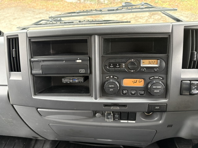 いすゞフォワード平ボディ中型（4t）[写真24]