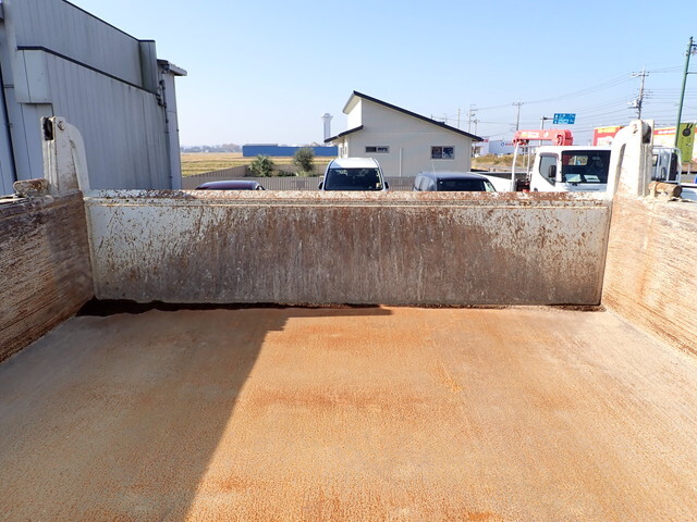 いすゞギガダンプ大型（10t）[写真12]