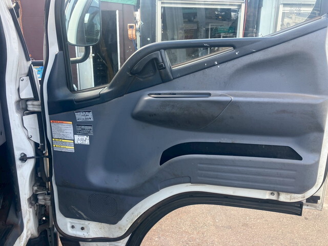 三菱ふそうキャンター平ボディ小型（2t・3t）[写真27]