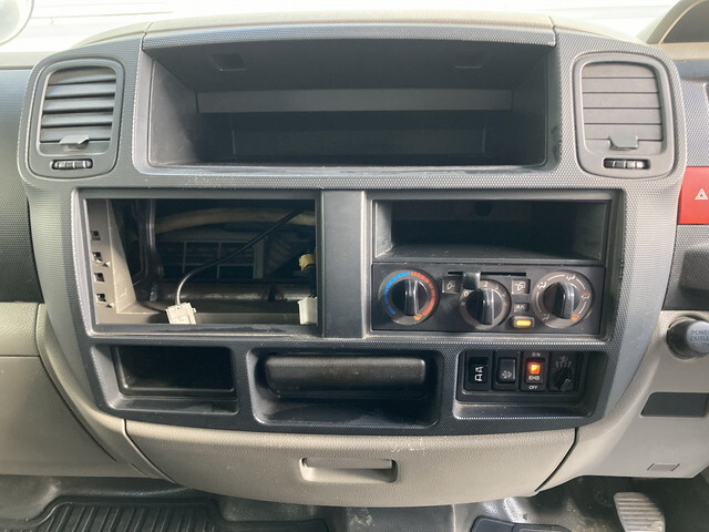 日産アトラス幌ウイング小型（2t・3t）[写真18]