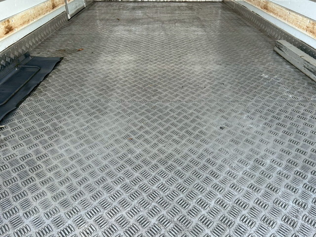 いすゞエルフ冷凍車（冷蔵車）小型（2t・3t）[写真11]