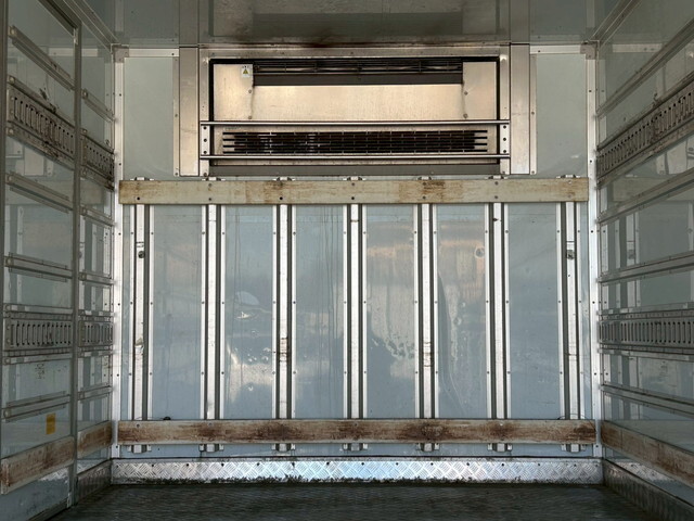 いすゞエルフ冷凍車（冷蔵車）小型（2t・3t）[写真07]