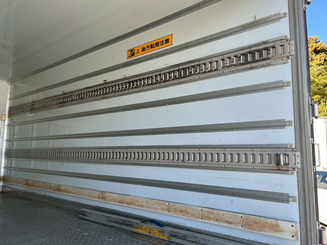 いすゞエルフ冷凍車（冷蔵車）小型（2t・3t）[写真09]