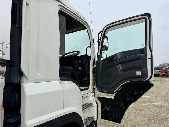 日本フルハーフギガアルミウイング大型（10t）[写真17]