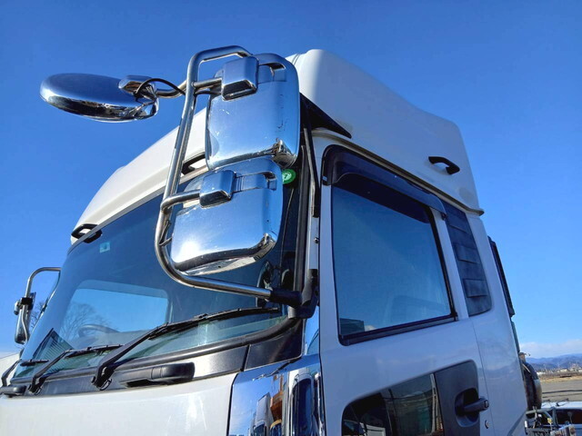 UDトラックスクオントレーラーヘッド（トラクターヘッド）大型（10t）[写真12]