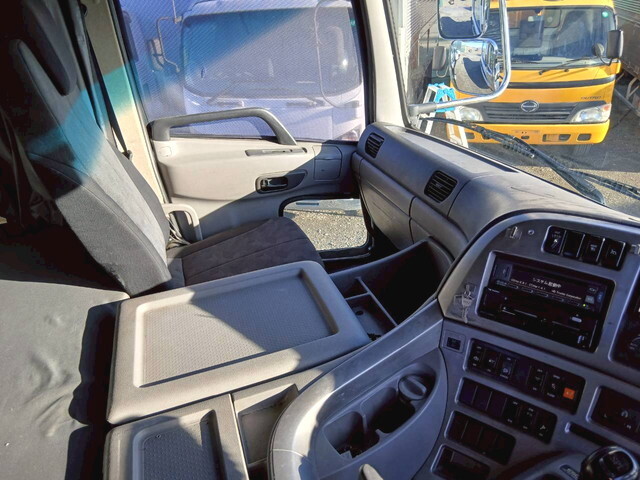 UDトラックスクオントレーラーヘッド（トラクターヘッド）大型（10t）[写真31]