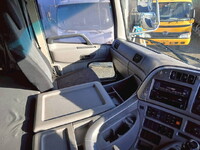 UDトラックスクオントレーラーヘッド（トラクターヘッド）大型（10t）[写真32]