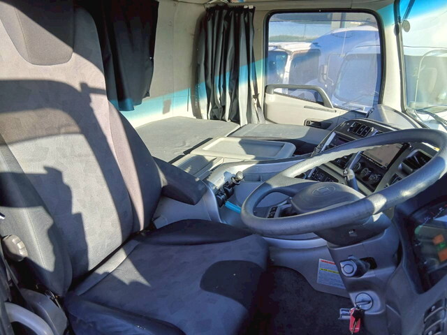 UDトラックスクオントレーラーヘッド（トラクターヘッド）大型（10t）[写真39]