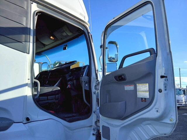 UDトラックスクオントレーラーヘッド（トラクターヘッド）大型（10t）[写真40]