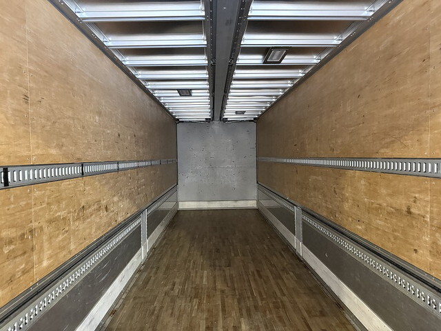 いすゞギガアルミウイング大型（10t）[写真10]