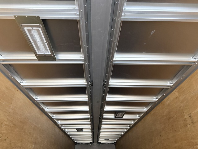 いすゞギガアルミウイング大型（10t）[写真12]