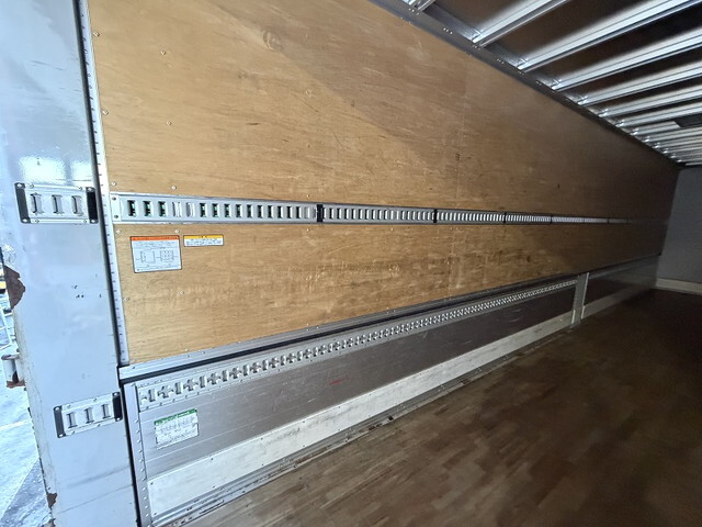 いすゞギガアルミウイング大型（10t）[写真14]