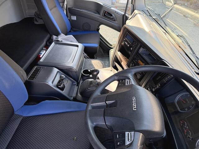 いすゞギガアルミウイング大型（10t）[写真33]