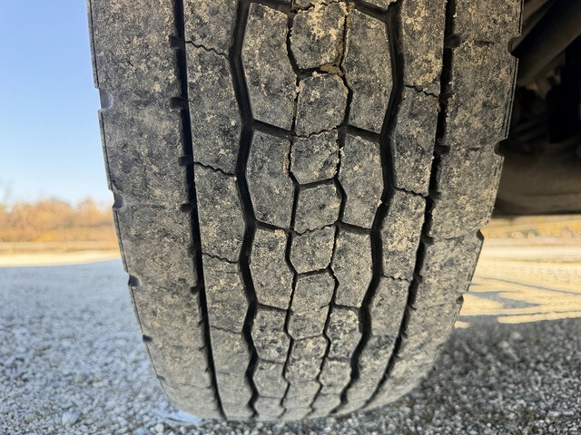 いすゞギガ平ボディ大型（10t）[写真11]