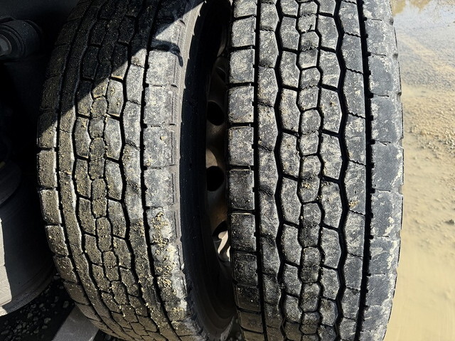 いすゞギガ平ボディ大型（10t）[写真12]