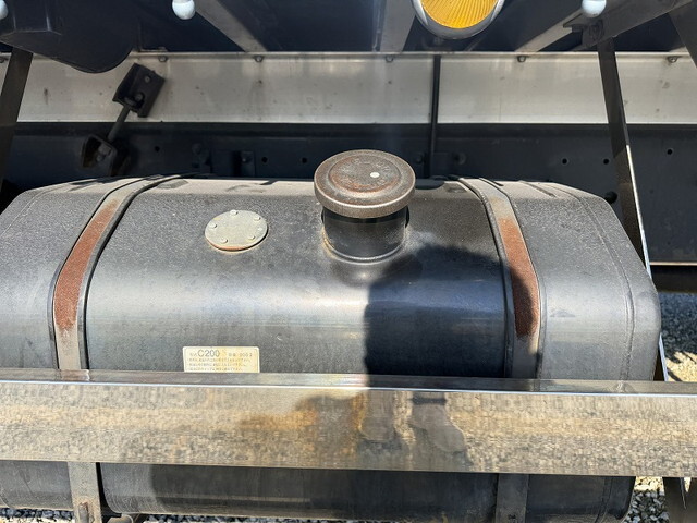 いすゞギガ平ボディ大型（10t）[写真16]