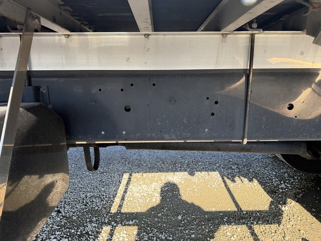 いすゞギガ平ボディ大型（10t）[写真17]