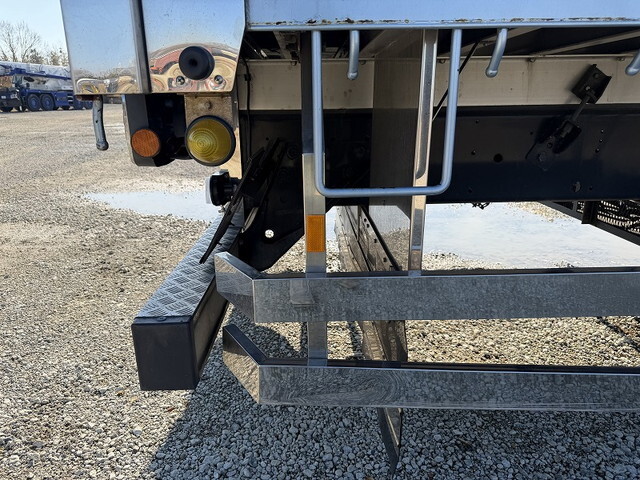 いすゞギガ平ボディ大型（10t）[写真22]