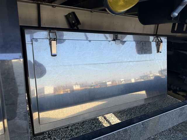 いすゞギガ平ボディ大型（10t）[写真24]