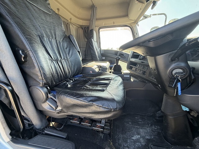 いすゞギガ平ボディ大型（10t）[写真27]