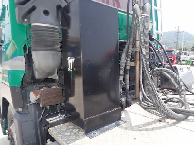 UDトラックスクオントレーラーヘッド（トラクターヘッド）大型（10t）[写真23]