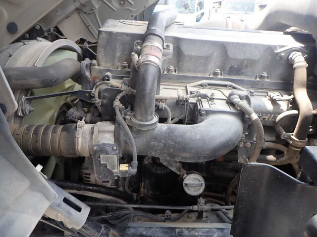 UDトラックスクオントレーラーヘッド（トラクターヘッド）大型（10t）[写真25]