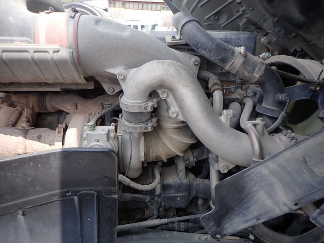 UDトラックスクオントレーラーヘッド（トラクターヘッド）大型（10t）[写真27]