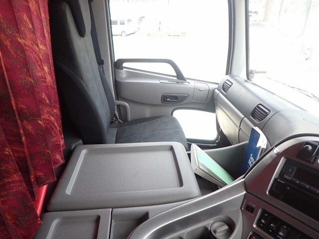 UDトラックスクオントレーラーヘッド（トラクターヘッド）大型（10t）[写真33]