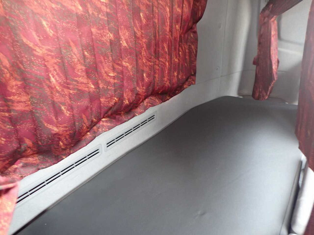 UDトラックスクオントレーラーヘッド（トラクターヘッド）大型（10t）[写真34]