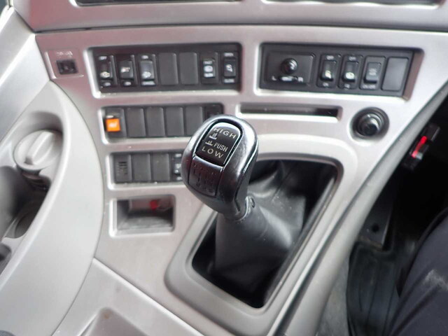 UDトラックスクオントレーラーヘッド（トラクターヘッド）大型（10t）[写真37]