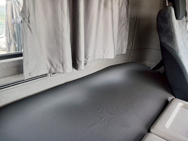 UDトラックスクオントレーラーヘッド（トラクターヘッド）大型（10t）[写真11]