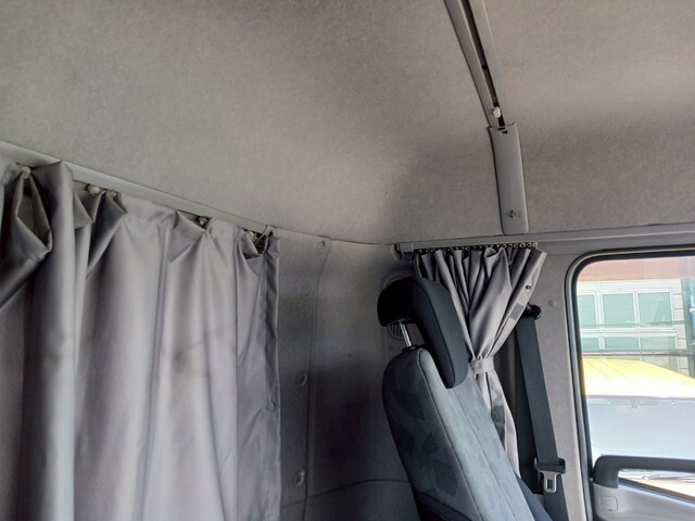 UDトラックスクオントレーラーヘッド（トラクターヘッド）大型（10t）[写真12]