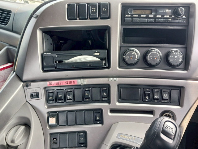 UDトラックスクオントレーラーヘッド（トラクターヘッド）大型（10t）[写真15]