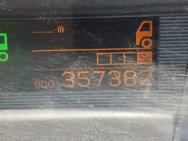 UDトラックスクオントレーラーヘッド（トラクターヘッド）大型（10t）[写真18]