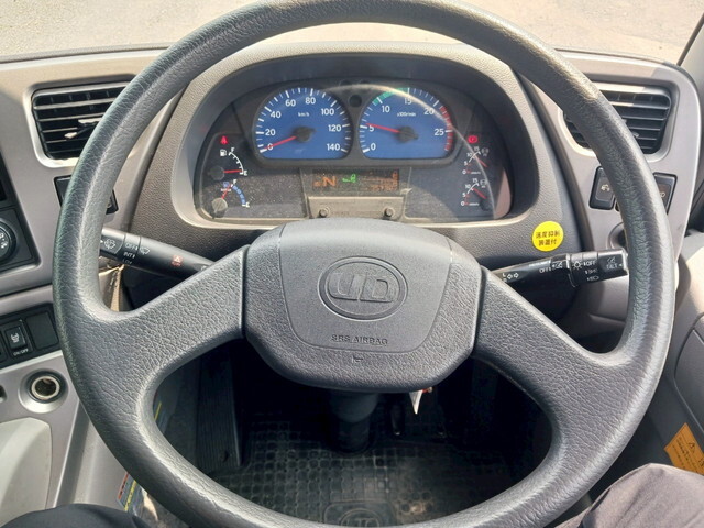 UDトラックスクオントレーラーヘッド（トラクターヘッド）大型（10t）[写真20]