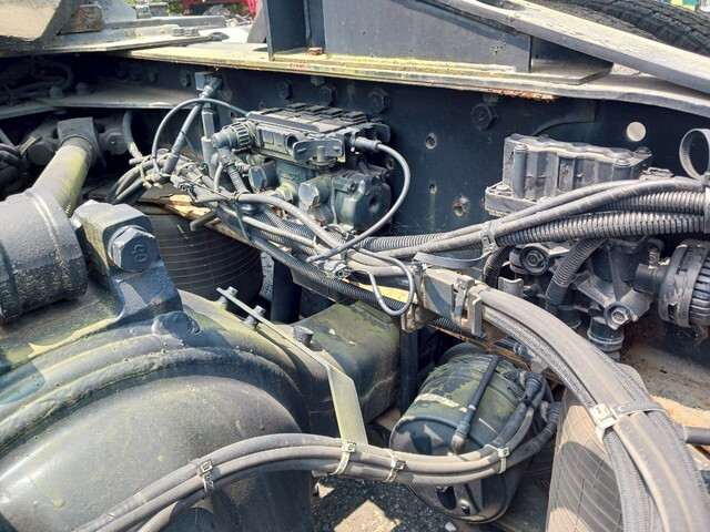 UDトラックスクオントレーラーヘッド（トラクターヘッド）大型（10t）[写真29]