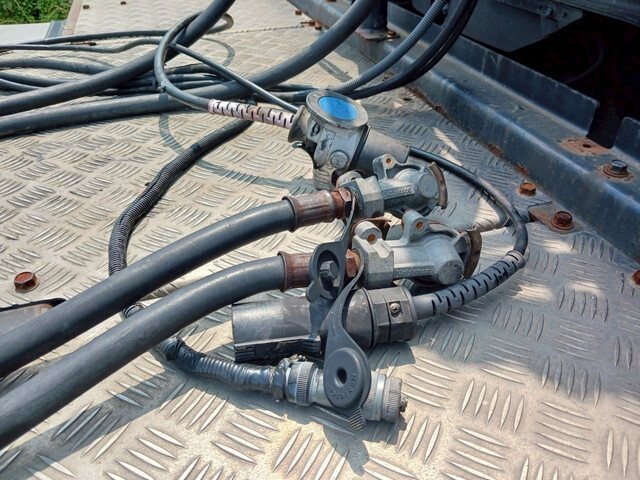 UDトラックスクオントレーラーヘッド（トラクターヘッド）大型（10t）[写真32]