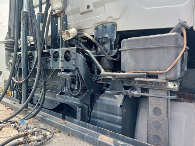 UDトラックスクオントレーラーヘッド（トラクターヘッド）大型（10t）[写真33]