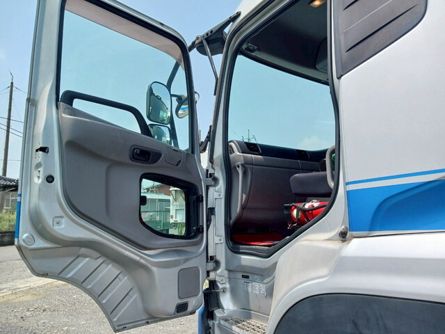 UDトラックスクオントレーラーヘッド（トラクターヘッド）大型（10t）[写真40]