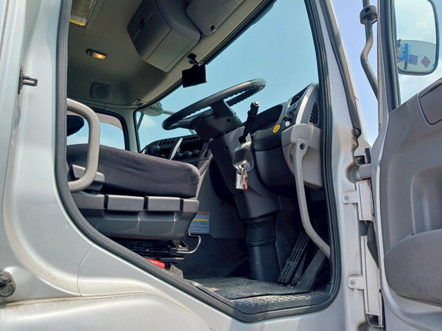 UDトラックスクオントレーラーヘッド（トラクターヘッド）大型（10t）[写真09]