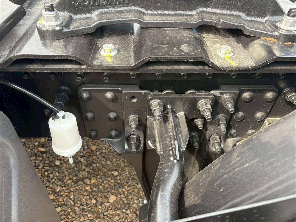 UDトラックスクオントレーラーヘッド（トラクターヘッド）大型（10t）[写真10]