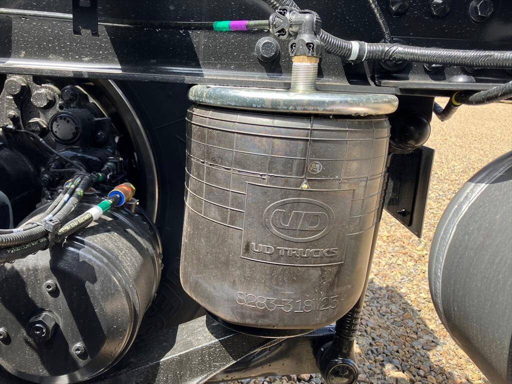 UDトラックスクオントレーラーヘッド（トラクターヘッド）大型（10t）[写真12]