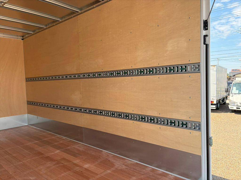 三菱ふそうキャンターアルミバン小型（2t・3t）[写真09]